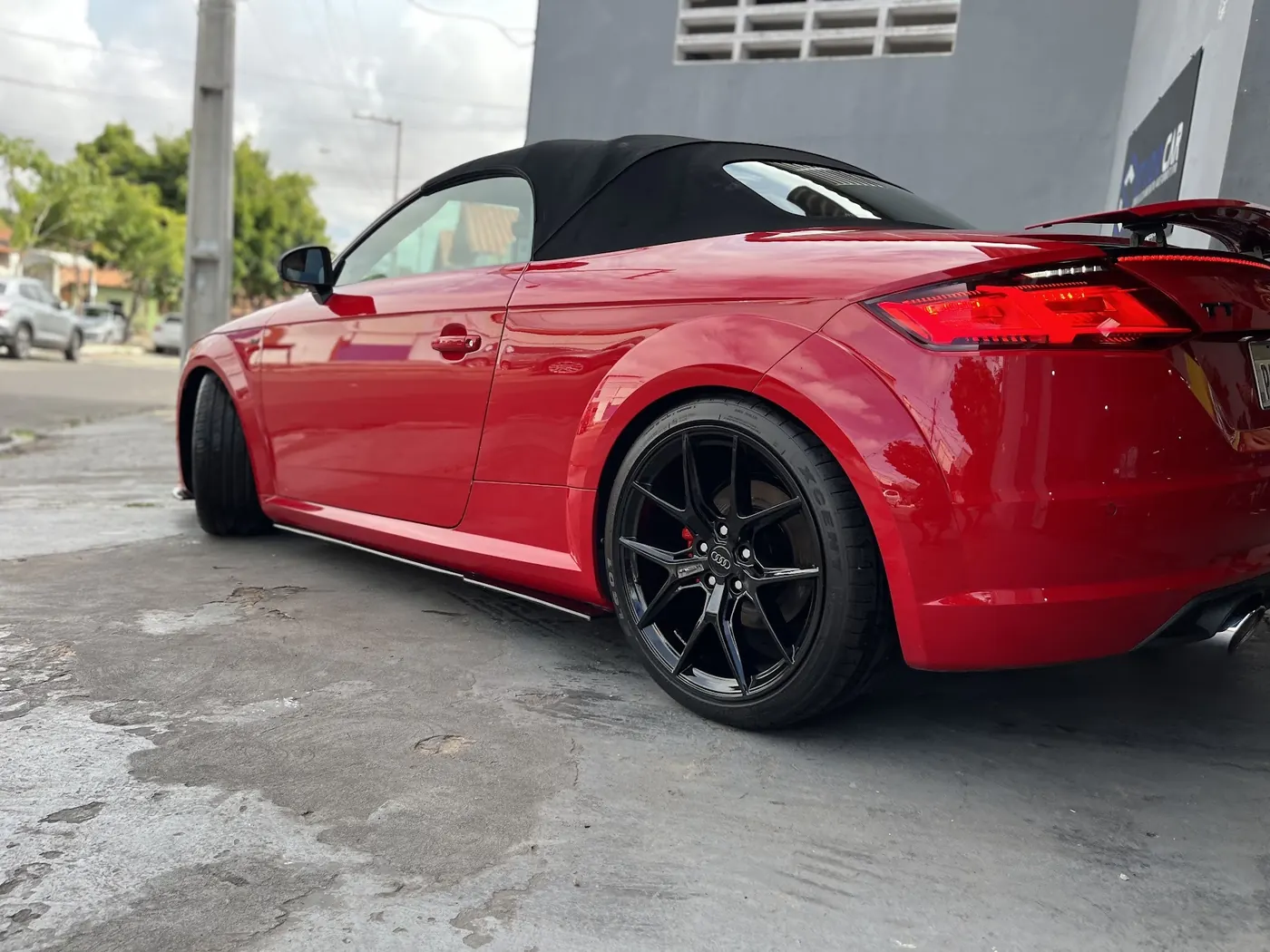 Audi TT vermelho conversível com a pintura tratada