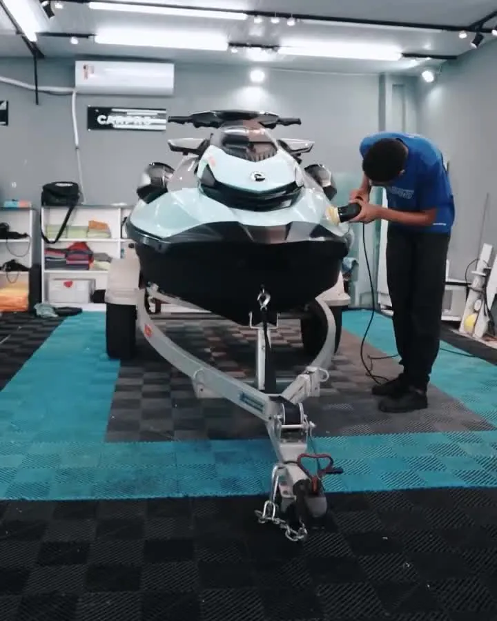 Jet ski sendo polido dentro do estúdio